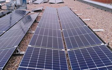 Solaranlage auf Dach des Landeskriminalamts